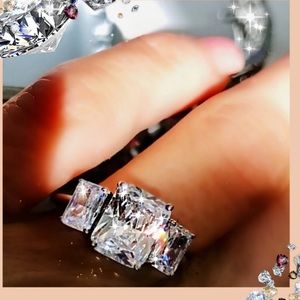 💎5 CTTW AUTHENTIC MOISSIANITE 3-STONE EMERALD CUT RING.               SIZE 7💎